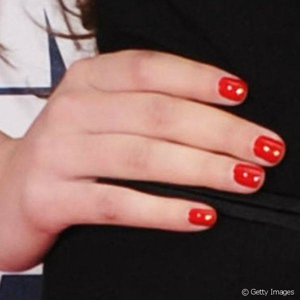 Hailee combinou a mesma tonalidade de vermelho tanto no esmalte quanto no batom para comparecer ao MTV Movie Awards 2011